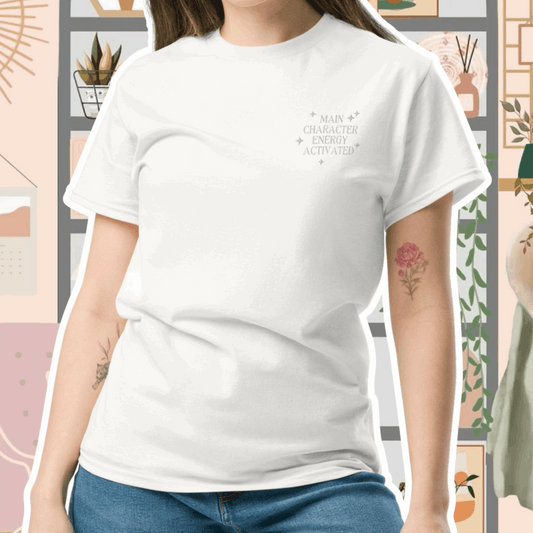 Main Character Energy Activated Geborduurd T-Shirt
