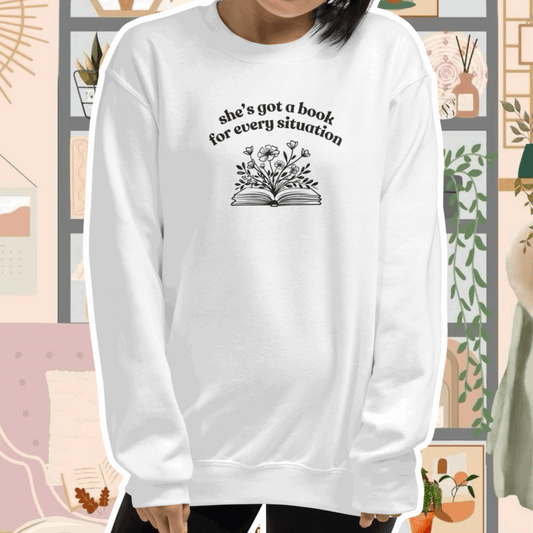 She’s Got a Book for Every Situation Geborduurd Sweatshirt