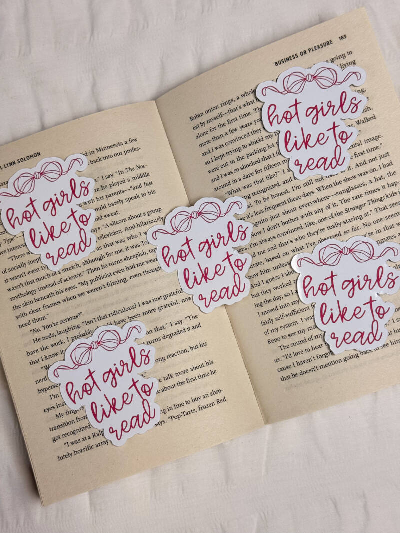 Sticker met de quote 'Hot girls like to read' in elegant roze handschrift, versierd met een strik, perfect voor boekenliefhebbers.