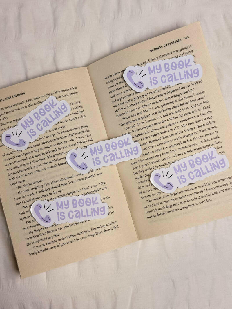 Boekenthema sticker met 'My Book is Calling' in pastelpaars, ideaal voor annoteren en bookish decoratie.