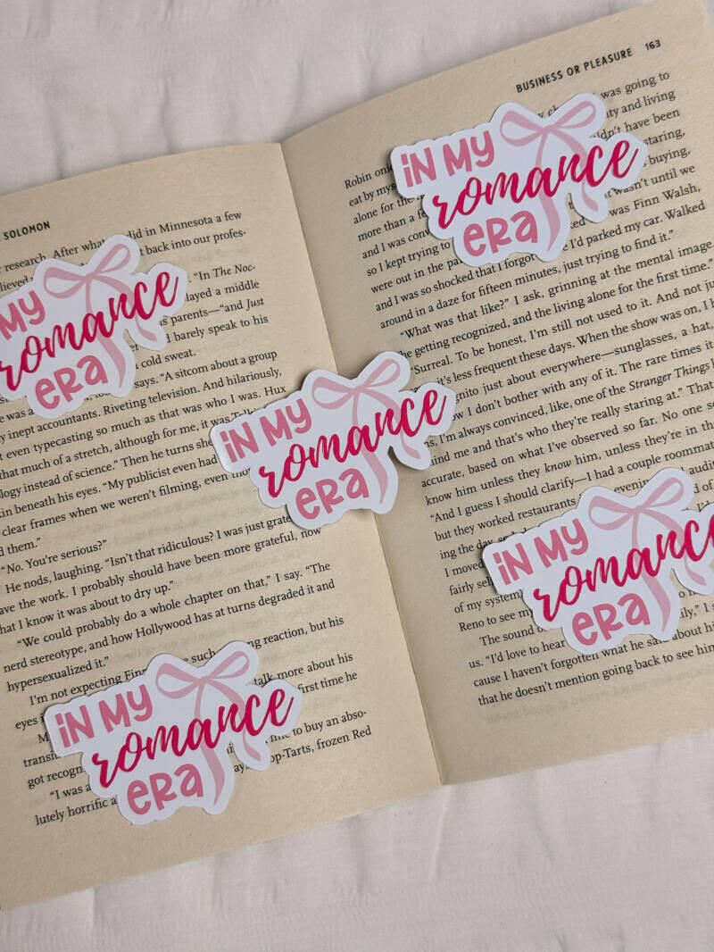 Boekenthema sticker met 'In My Romance Era' in sierlijke letters en een schattige strik, ideaal voor annoteren en bookish decoratie.