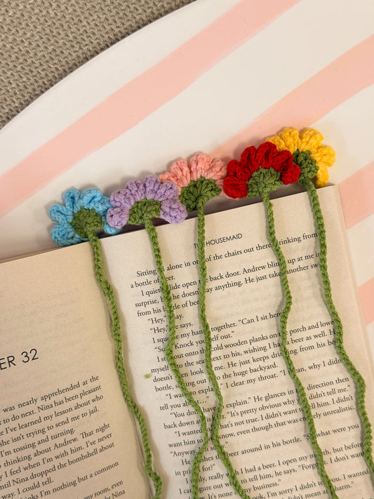Gehaakte bloemen boekenleggers in verschillende kleuren