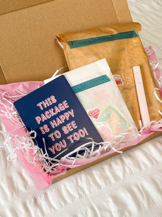 Surprise Boek Box Classic van Charms of Chapters, met een stift en leesaccessoires.