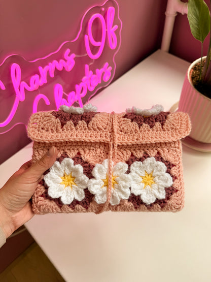 Gehaakte Booksleeve – Peach Daisy