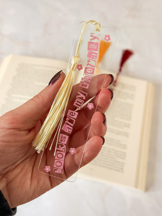 Transparante acryl boekenlegger Books Are My Therapy met roze letters