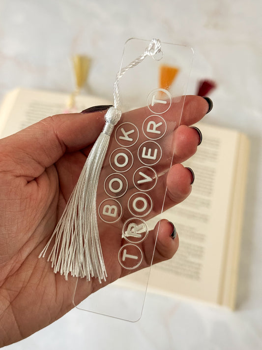 Minimalistische acryl boekenlegger Booktrovert met witte tekst