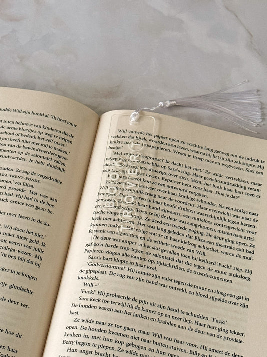 Booktrovert acryl boekenlegger met wit kwastje