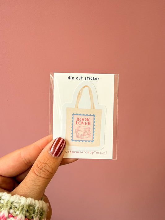 Book Lover Tote sticker van Charms of Chapters, gefotografeerd als bookish goodie.