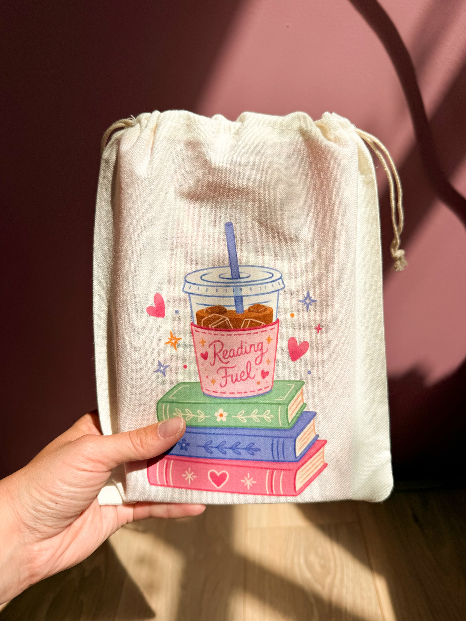 Katoenen book pouch Reading Fuel met kleurrijk bookish design.