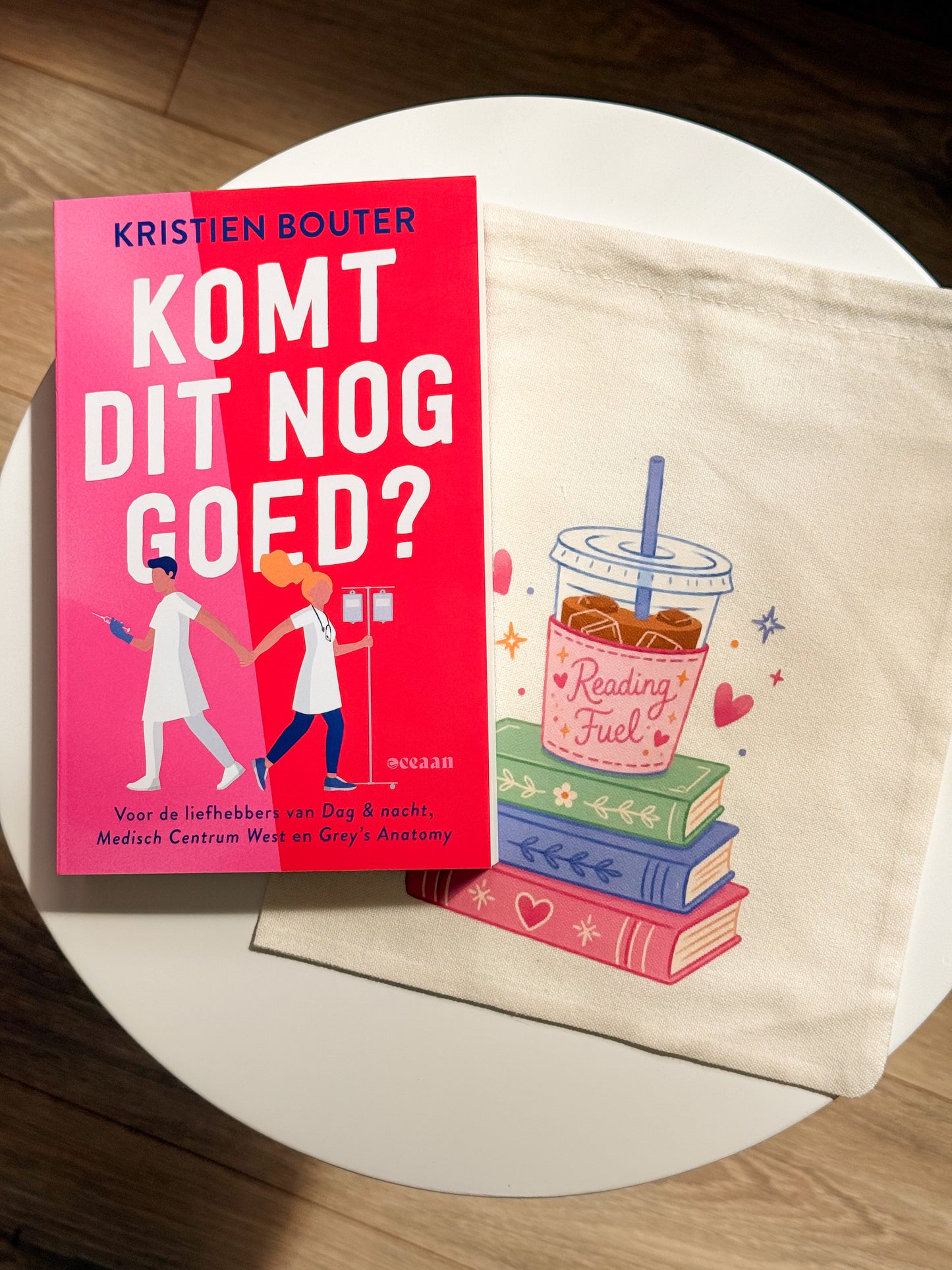 Book pouch voor paperback met Reading Fuel design en trekkoord.