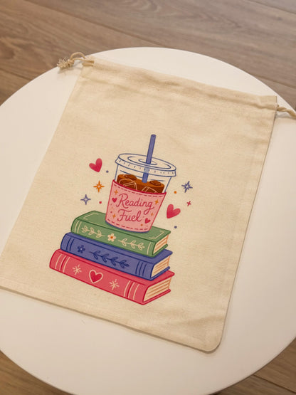 Handbedrukte Reading Fuel book pouch voor boekenliefhebbers.