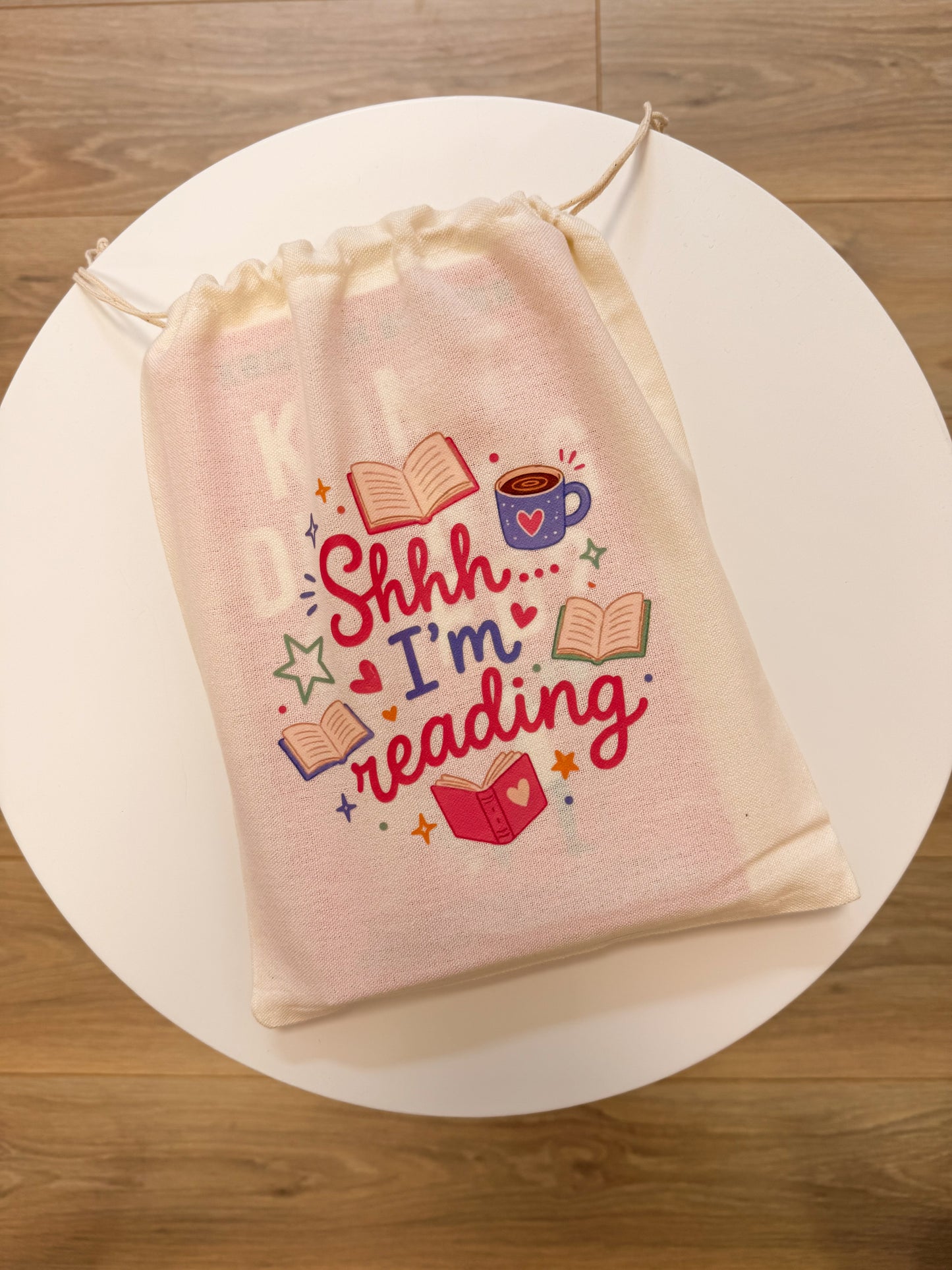 Book pouch Shhh I’m Reading met boeken, hartjes en koffiemok.