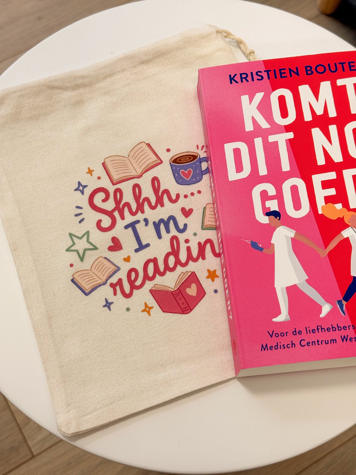 Katoenen book pouch met kleurrijk Shhh I’m Reading design.