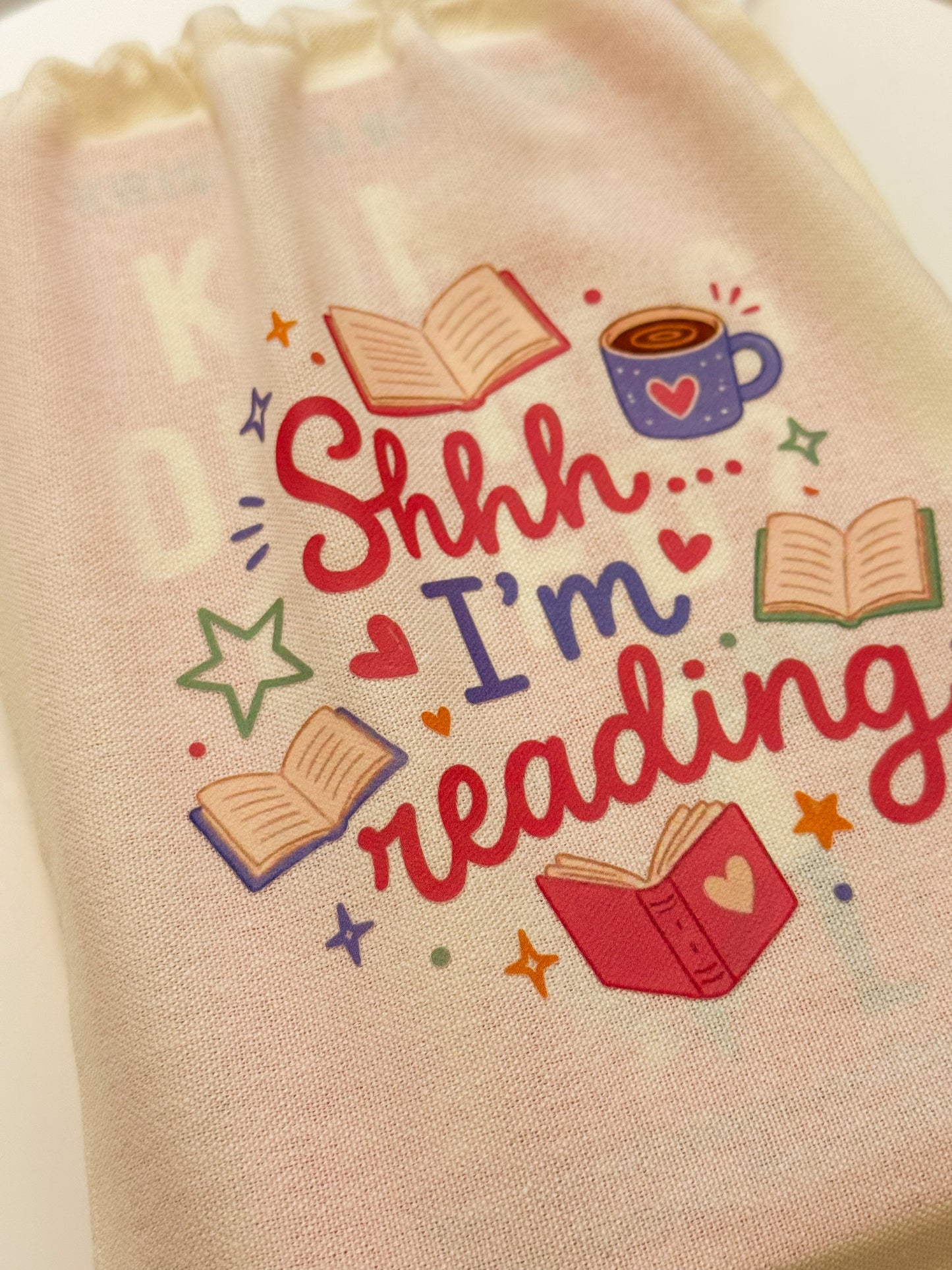 Book pouch voor paperback met Shhh I’m Reading tekst en trekkoord.
