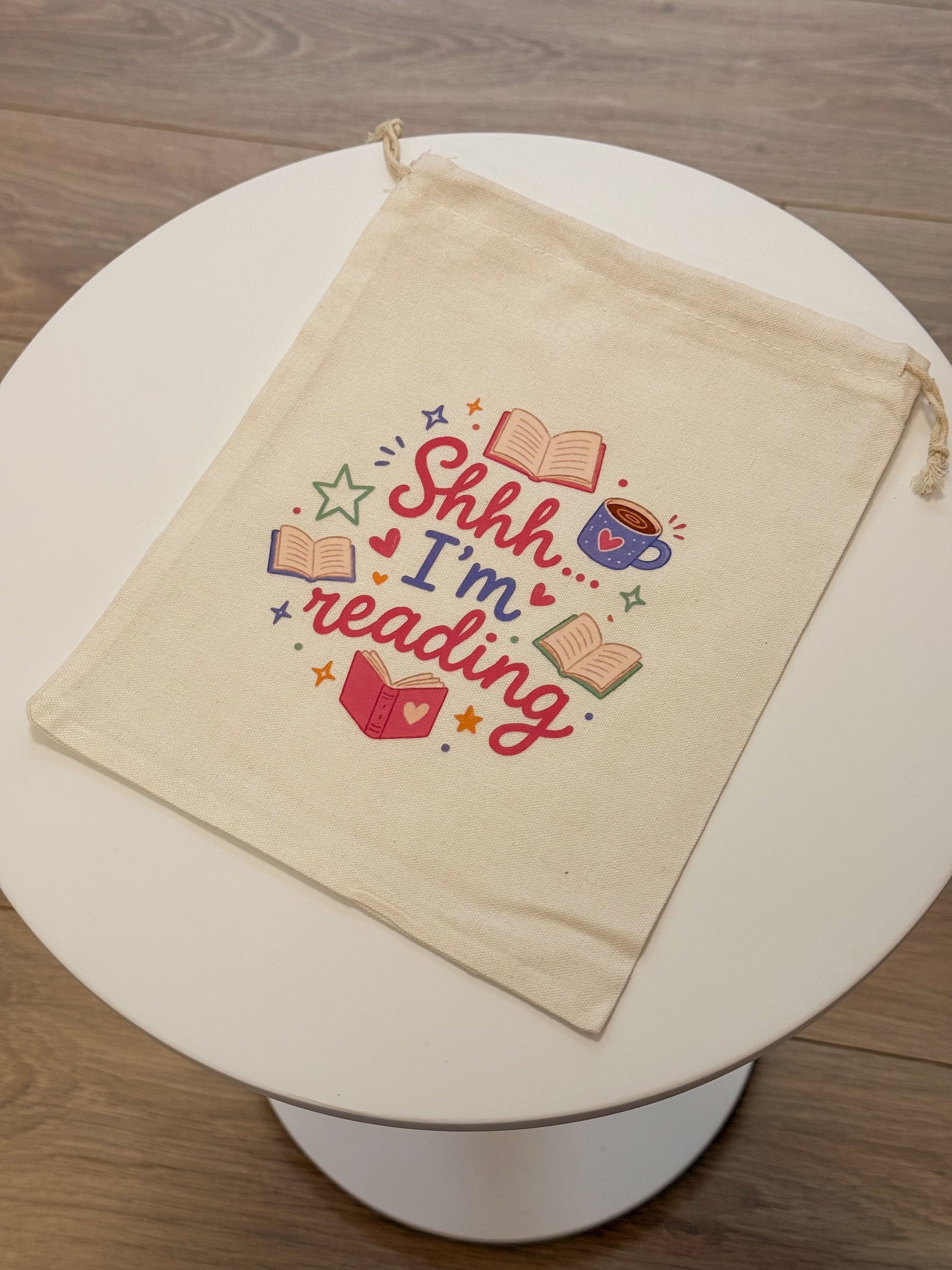 Handbedrukte Shhh I’m Reading book pouch voor boekenliefhebbers.