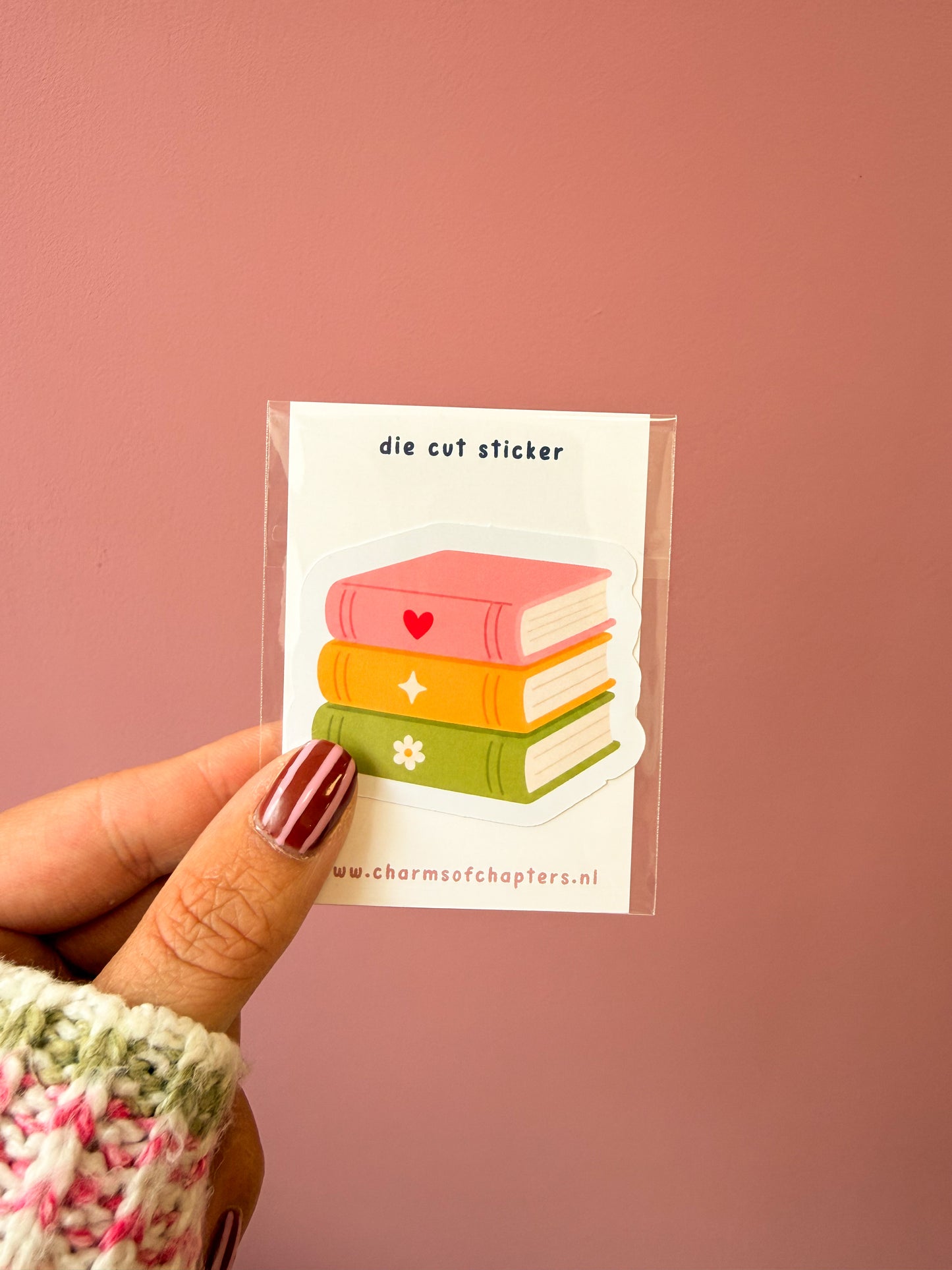 Book Stack sticker van Charms of Chapters, gefotografeerd als bookish goodie.
