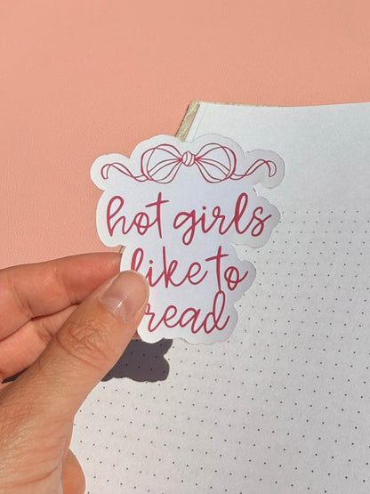 Hot Girls Like To Read sticker van Charms of Chapters als bookish goodie.