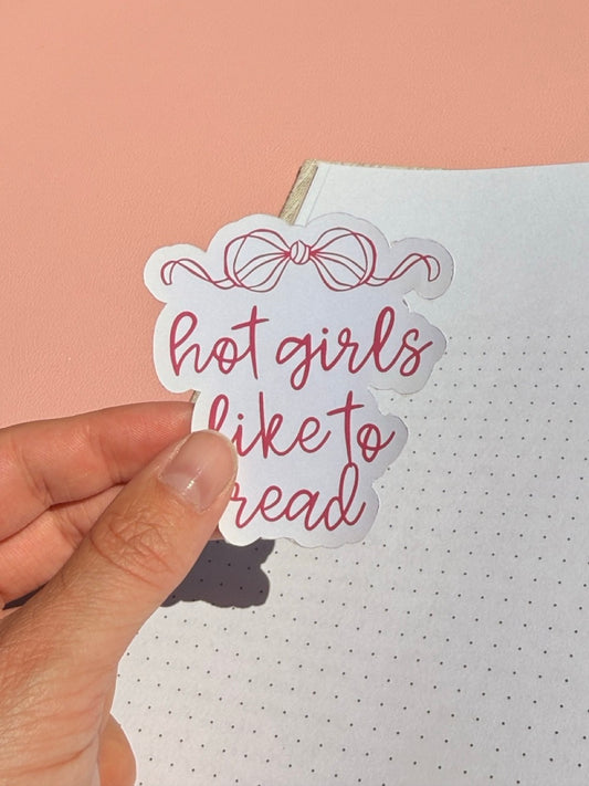 Hot Girls Like To Read sticker van Charms of Chapters als bookish goodie.