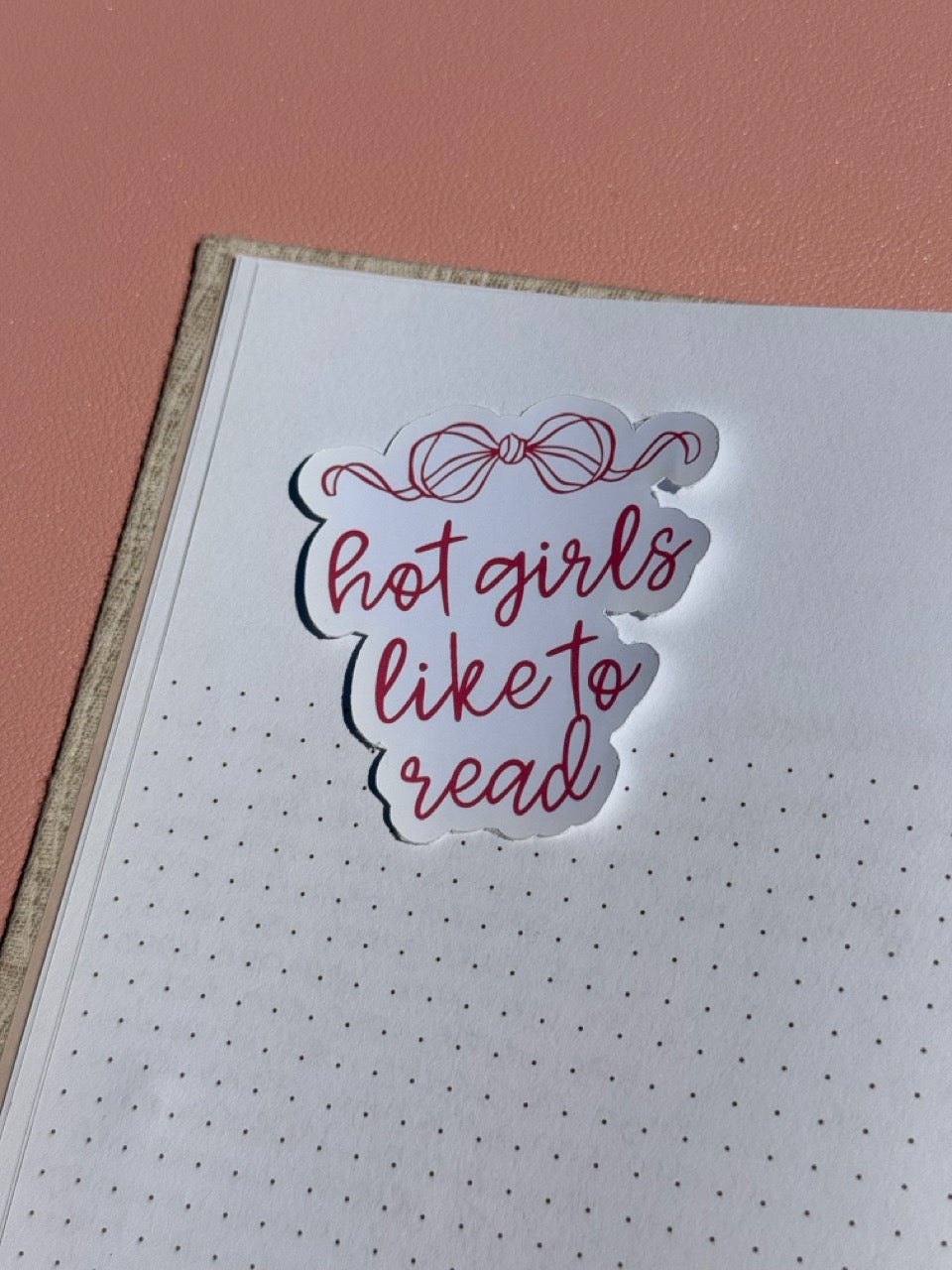 Roze Hot Girls Like To Read sticker voor lezers en reading journals.