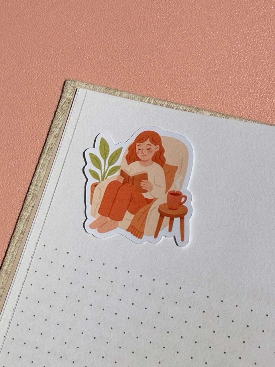 Reading Nook sticker voor boekenliefhebbers en rustige leesmomenten.