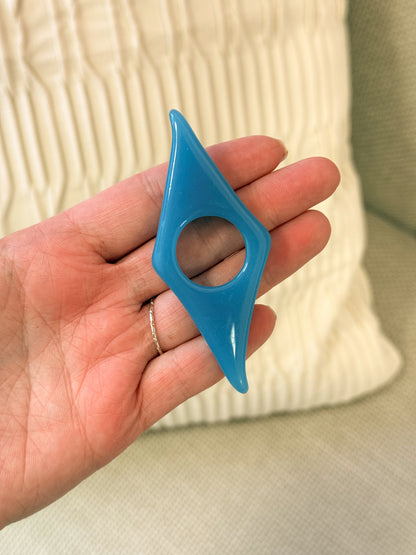 Blauwe duimring voor comfortabel lezen met één hand