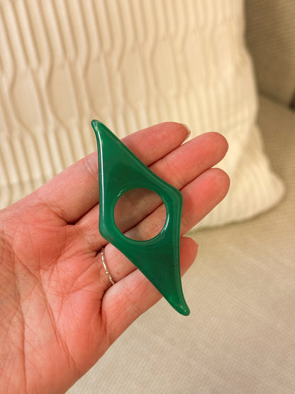Groene duimring voor comfortabel lezen met één hand