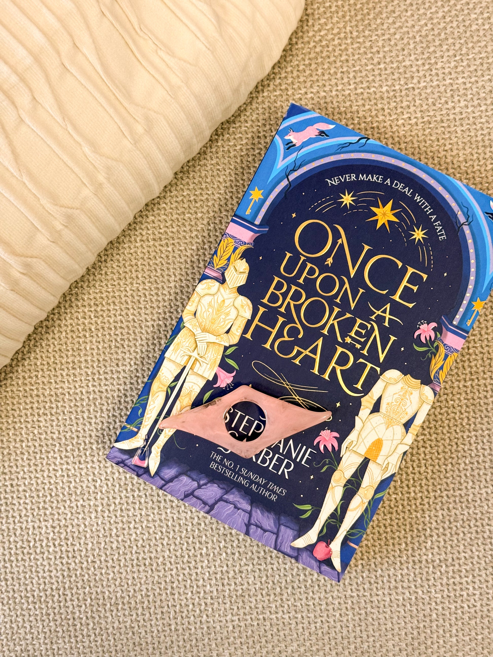 Productfoto van de roze duimring voor boeken