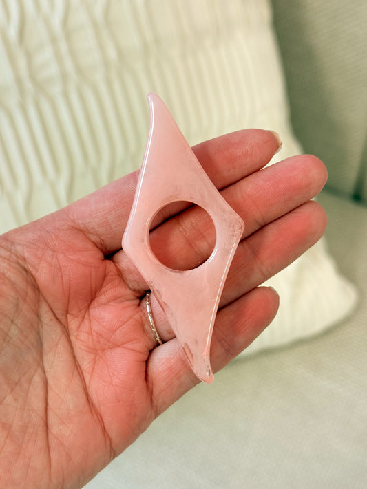 Roze duimring voor comfortabel lezen met één hand