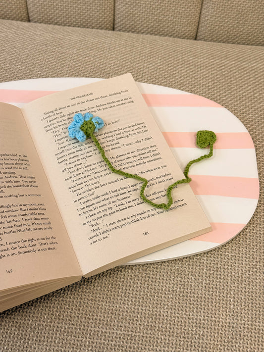Blauwe gehaakte bloemen boekenlegger
