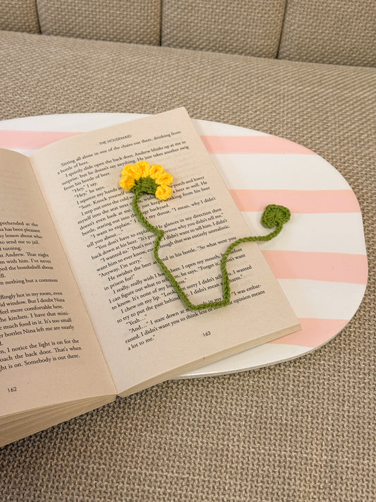 Gele gehaakte bloemen boekenlegger