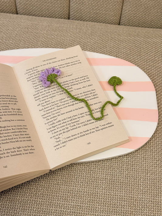 Paarse gehaakte bloemen boekenlegger