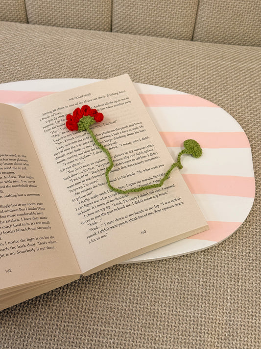 Rode gehaakte bloemen boekenlegger