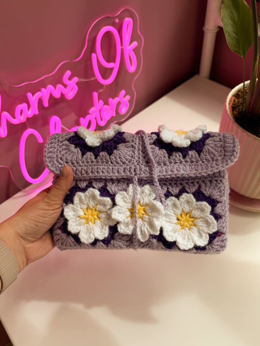 Gehaakte booksleeve Lavender Daisy in lila en paars met witte madeliefjes