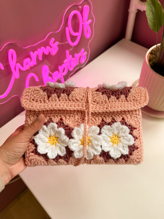 Gehaakte booksleeve Peach Daisy in peach en roze met witte madeliefjes