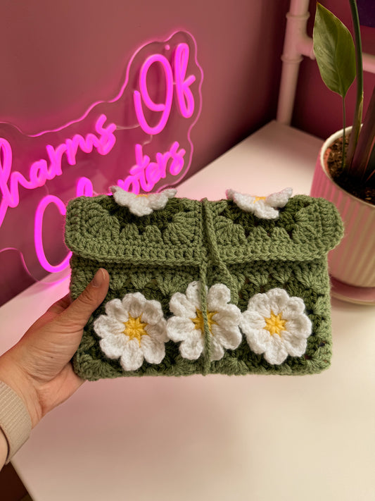 Gehaakte booksleeve Sage Daisy in sage groen met witte madeliefjes