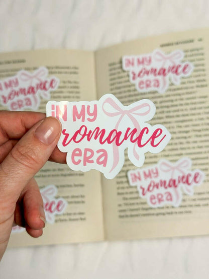 Sticker met de tekst 'In My Romance Era' in roze tinten, versierd met een strik, perfect voor romantische boekenliefhebbers.
