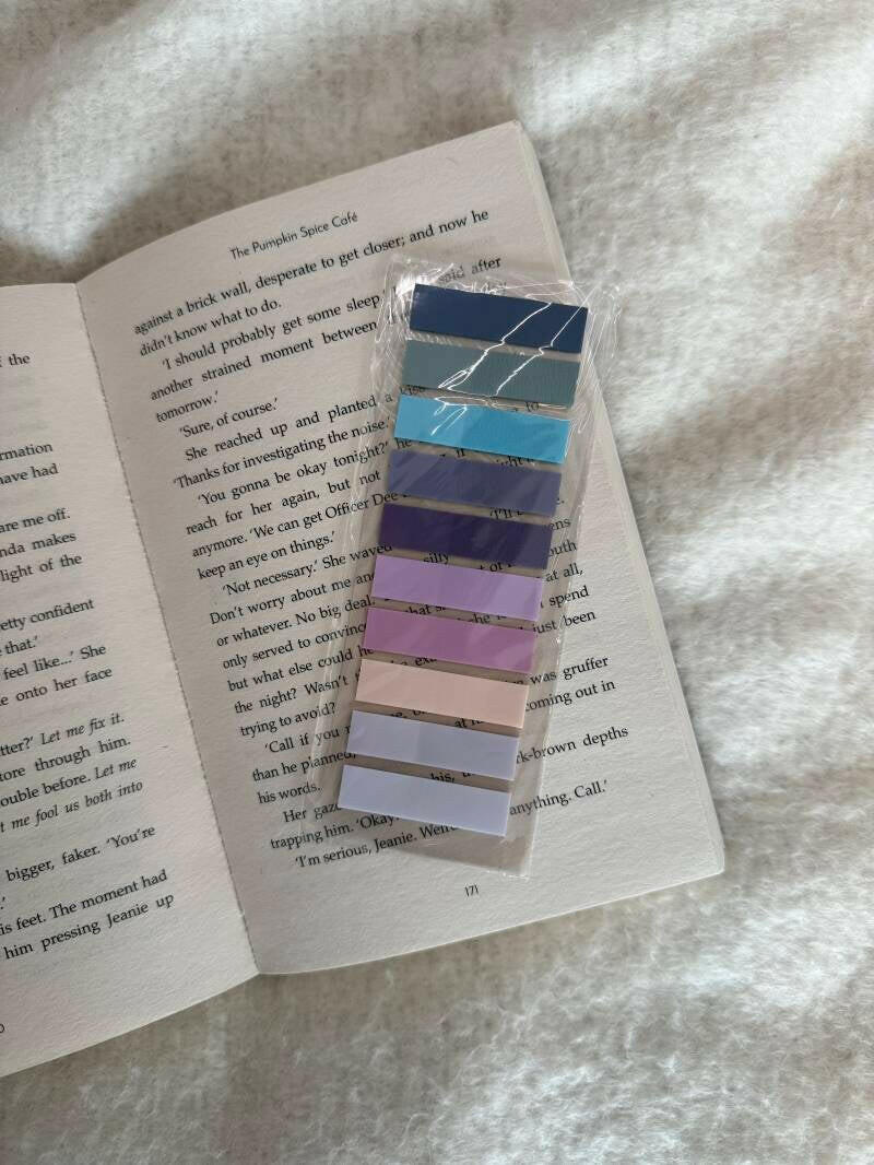 Set van sticky tabs in paarse en blauwe tinten, perfect voor annotaties en boekenmarkeringen.