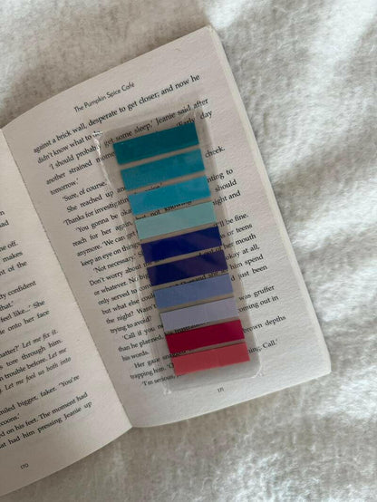 Set van sticky tabs in hemelsblauwe en zeeblauwe tinten, aangevuld met een vleugje roze. Perfect voor annotaties en boekenmarkeringen.